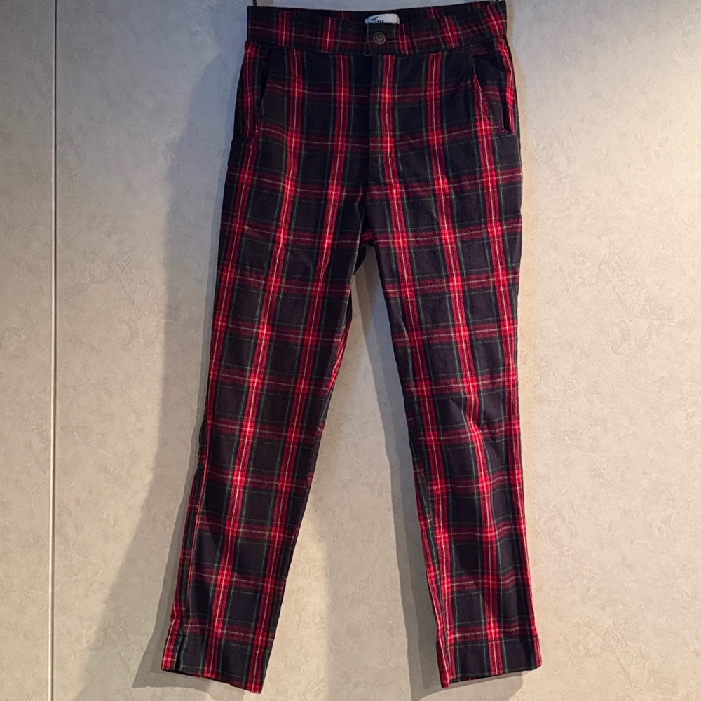 Hollister Red and Black Plaid Pants
Size Small
Great Holiday Pants